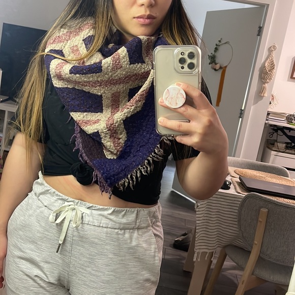 Aritzia Blanket Scarf - Picture 4 of 5